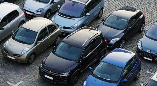 um grupo de carros estacionados um ao lado do outro em um estacionamento