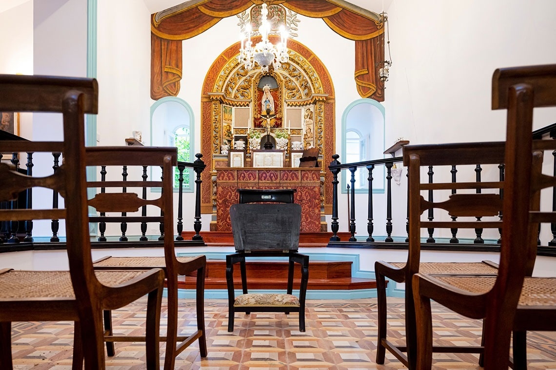 uma pequena igreja com cadeiras e um altar
