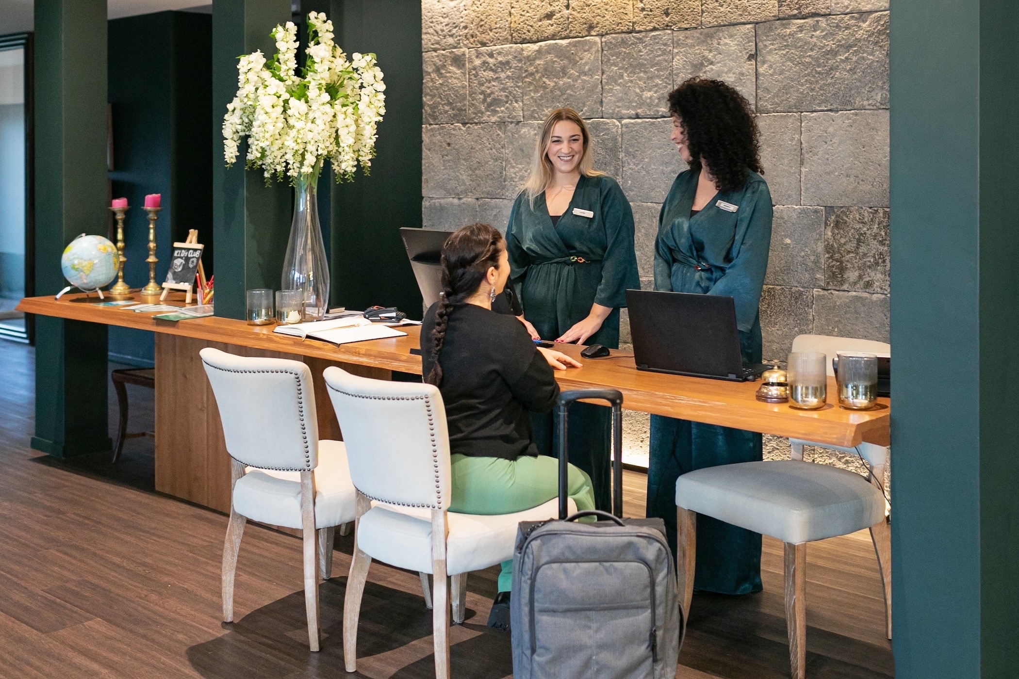 uma cliente a chegar e a fazer check-in