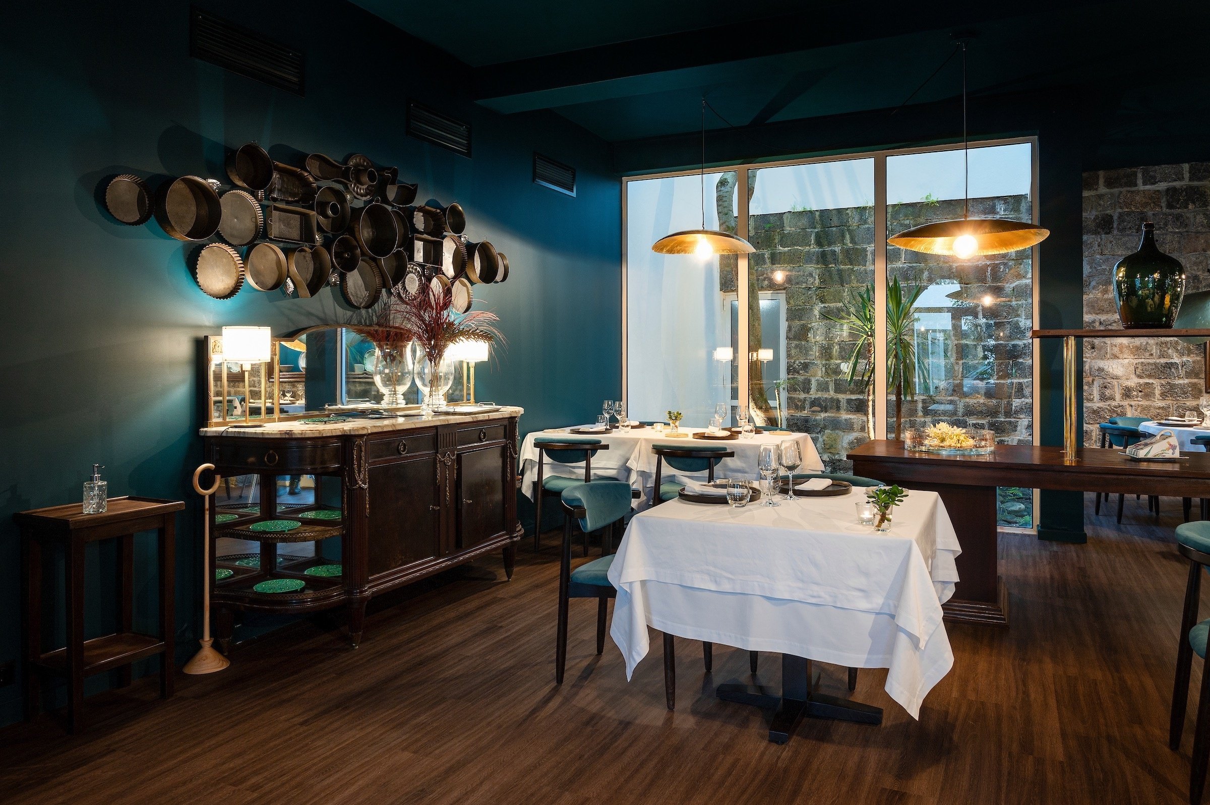 uma mesa com pratos e talheres em um restaurante