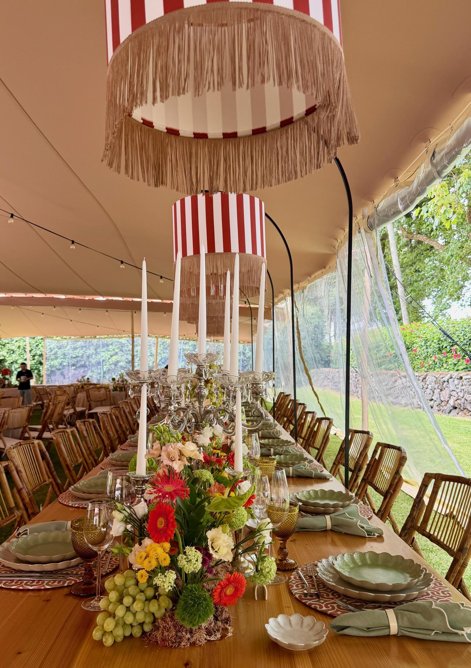 Mesa de evento sofisticada em Senhora da Rosa, com arranjos florais e taças de cristal.