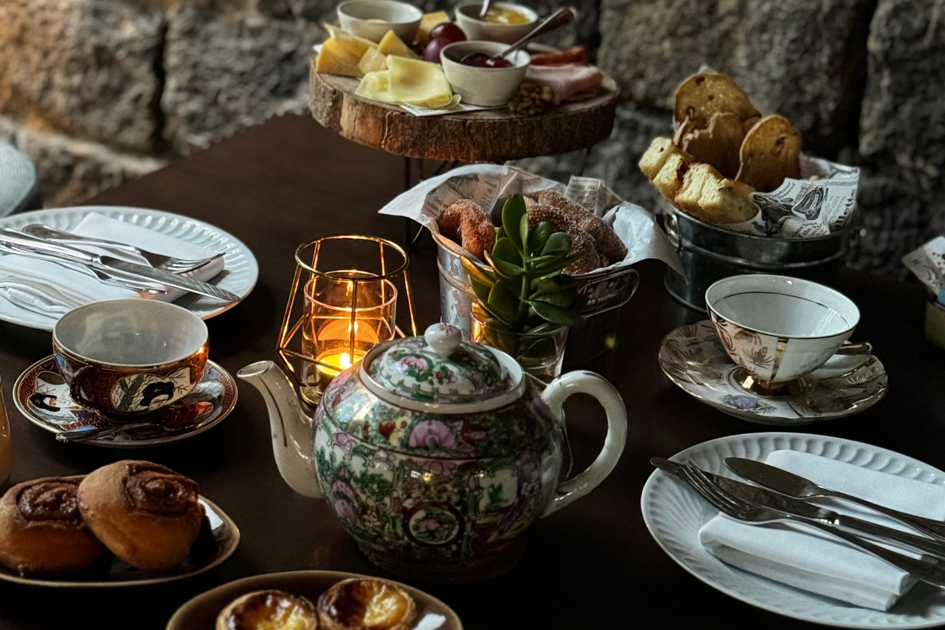 uma mesa com um bule, loiça, comida