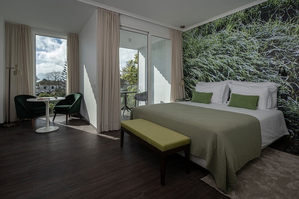 Habitación con vistas en Senhora da Rosa, con mural de césped y cama king.