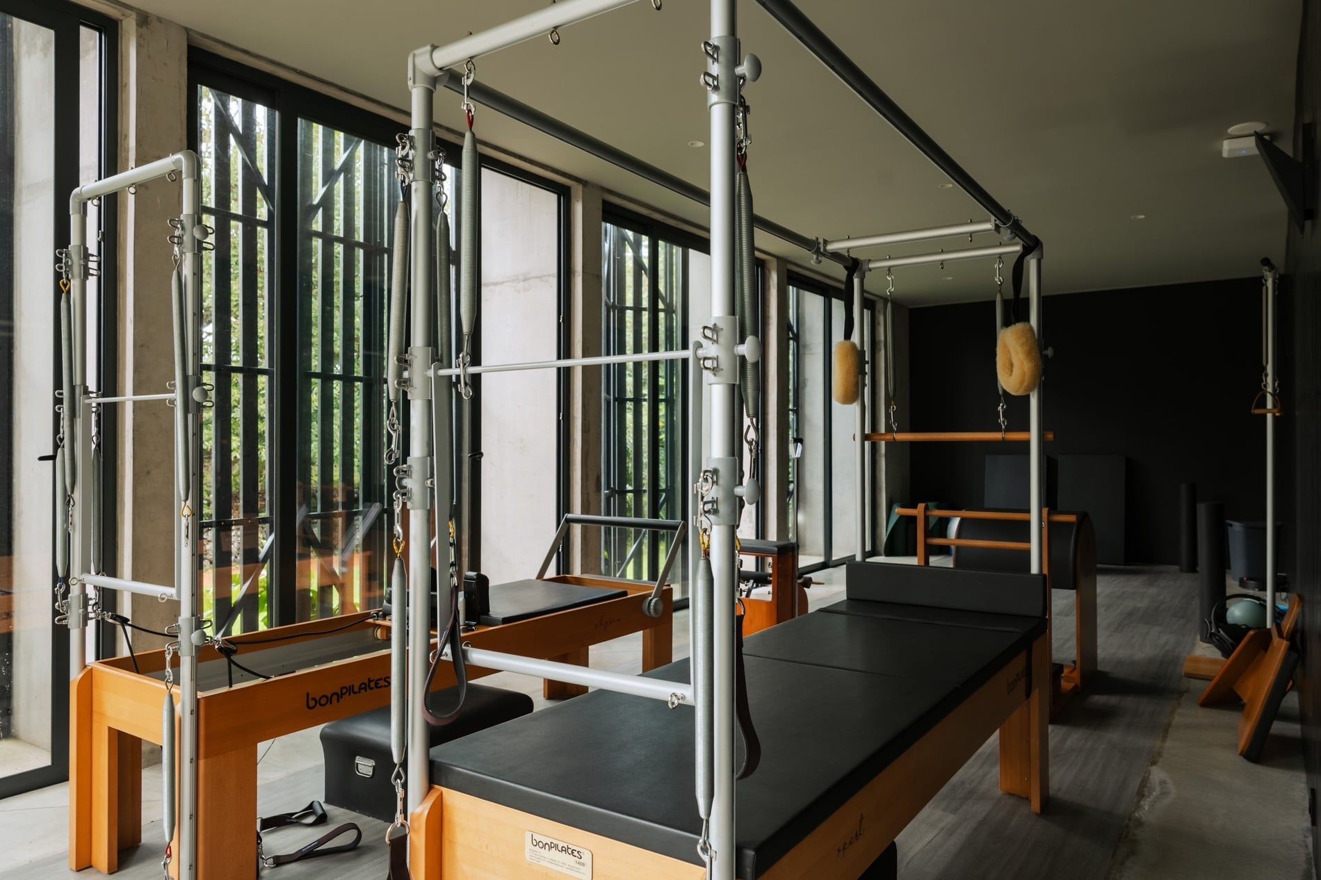 reformer e Cadillac de pilates  no estúdio principal de pilates