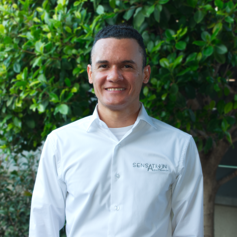  un hombre con una bata negra con la palabra sensación en el pecho 