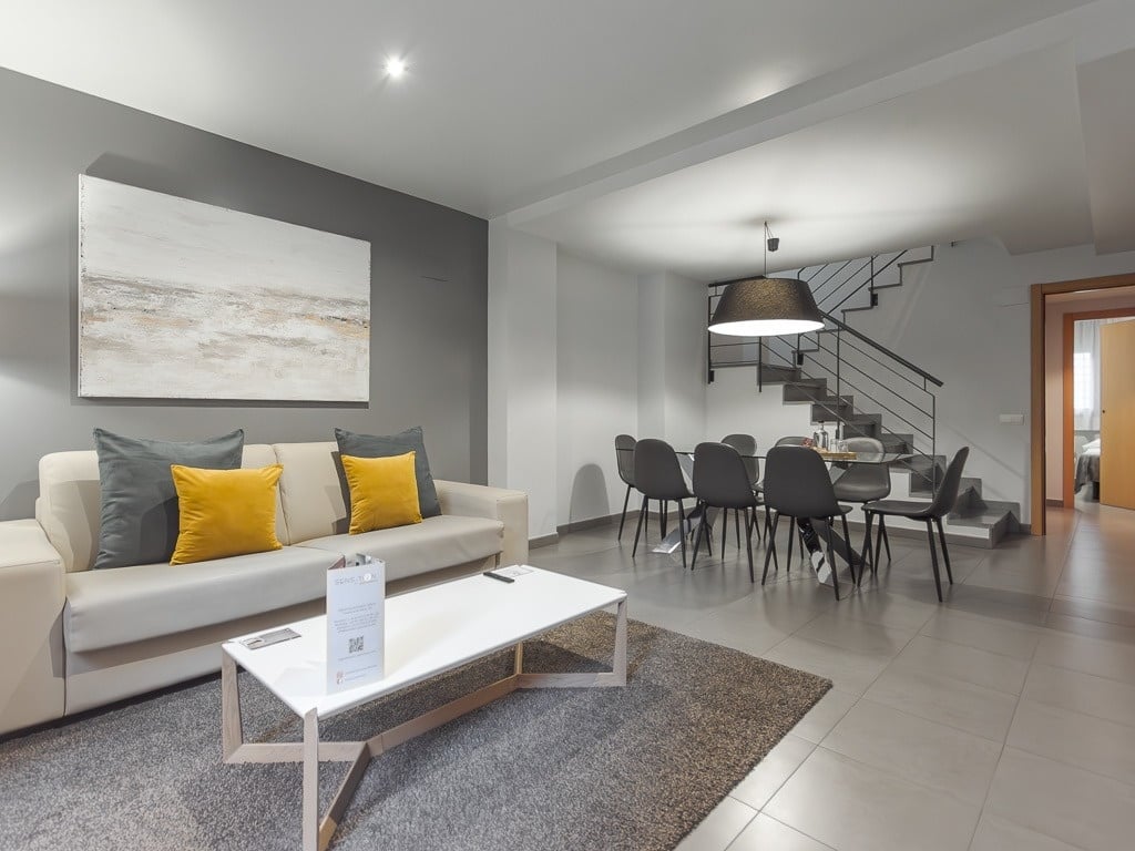 ein Wohnzimmer mit einem Esstisch und Stühlen