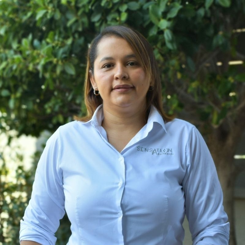  una mujer con una camisa blanca que dice sensacion 