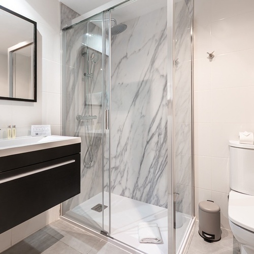 4-bedroom apartment bathroom