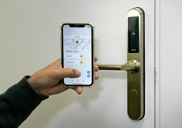 une personne utilise un téléphone portable pour ouvrir une porte