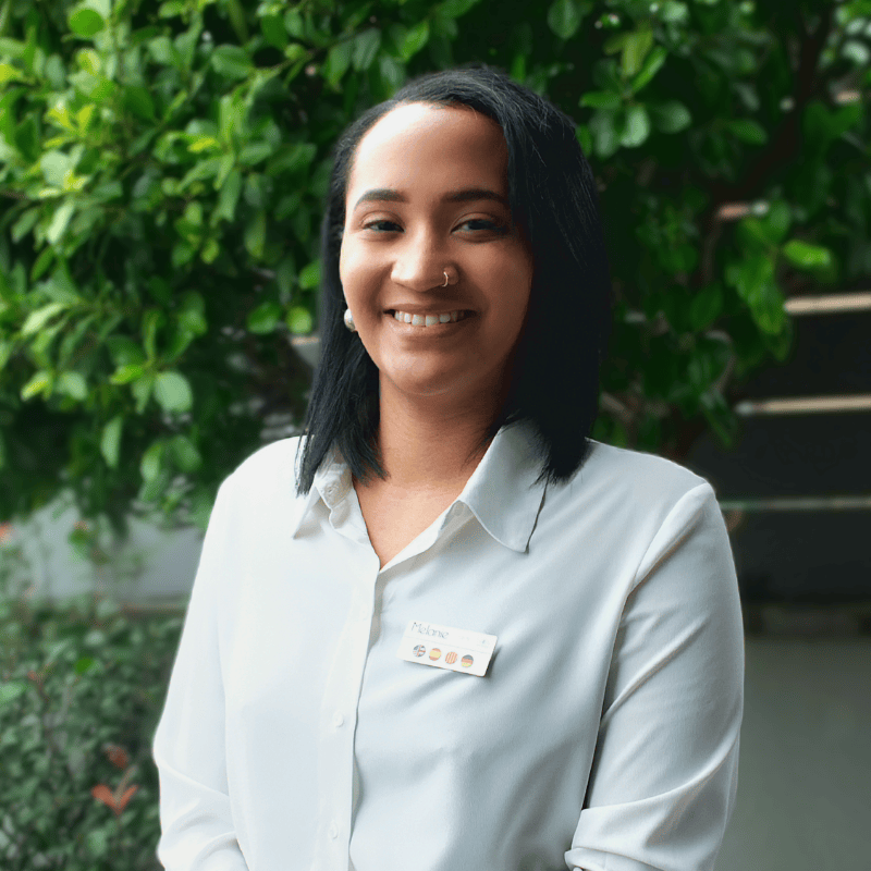  una mujer con los brazos cruzados y una camisa blanca sonríe para la cámara 