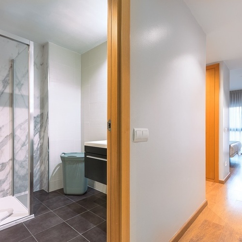 En-suite bathroom in main room of 4-bedroom apartment