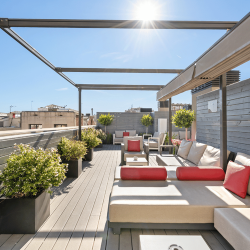 Espace chill-out de la terrasse avec vue sur la Sagrada Familia