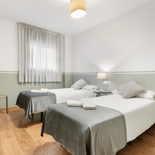 Room with 2 single beds