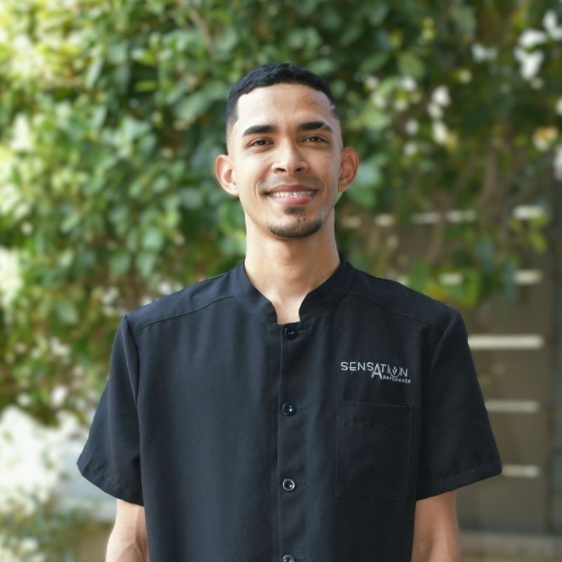  ein Mann in einem schwarzen Anzug mit der Aufschrift sensation 