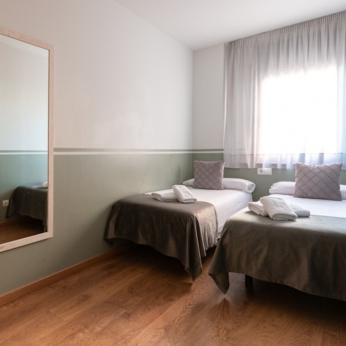 Room with 2 single beds 