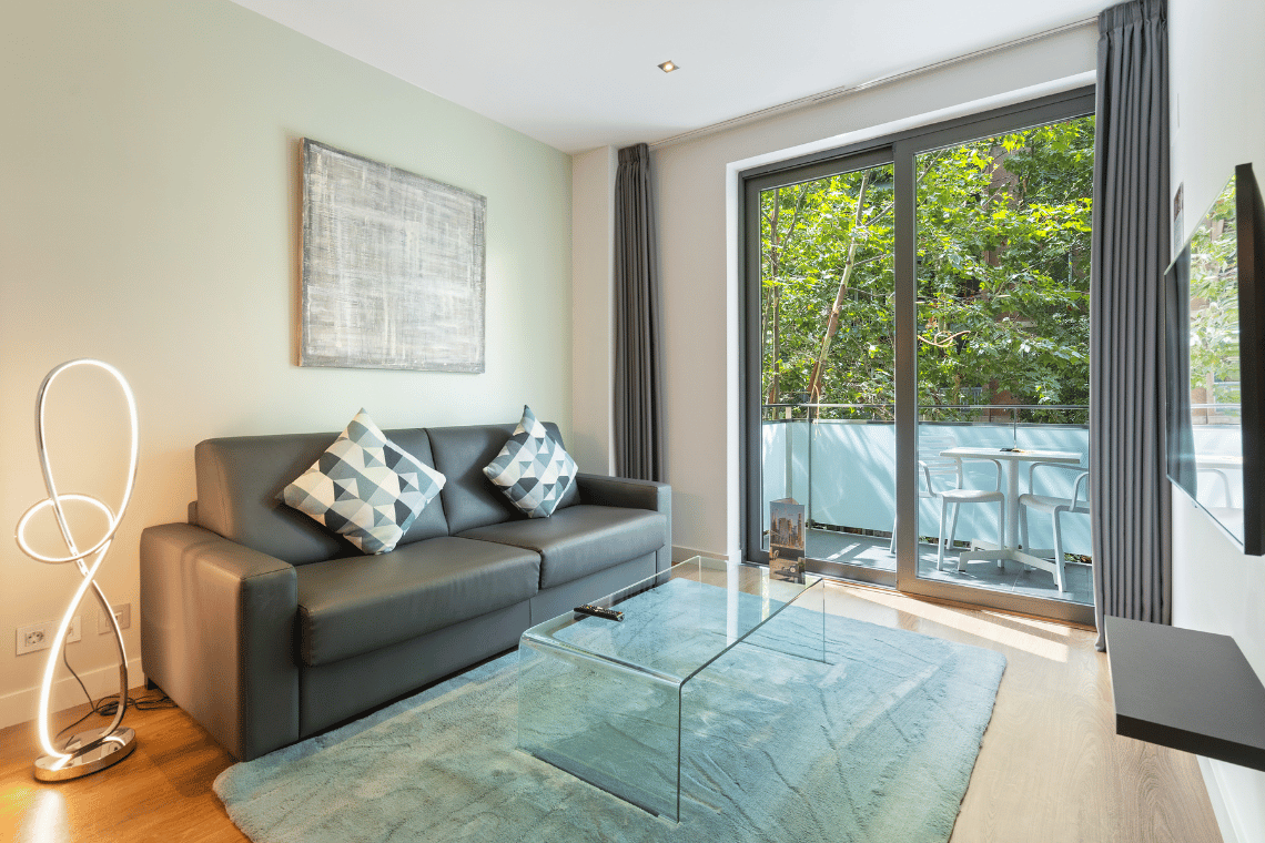 ein Wohnzimmer mit einem Couchtisch und einem Fernseher