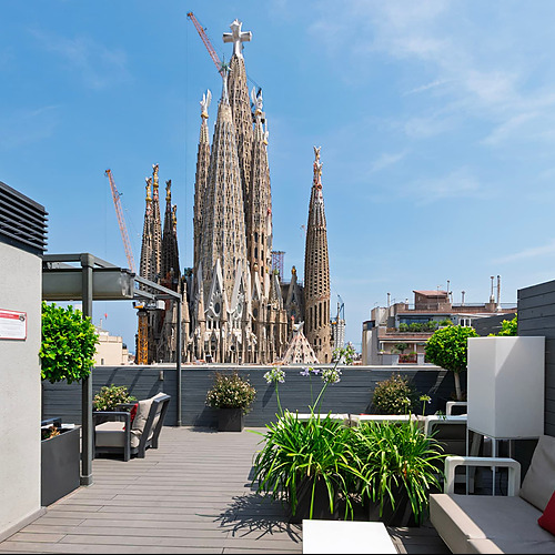Terrazza Sensation Corporativa: Sagrada Familia, divani, piante, vista.