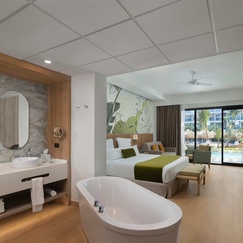una habitación de hotel con cama king size y ventilador de techo