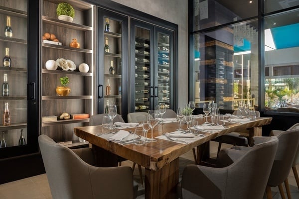 una mesa de madera y sillas en un restaurante