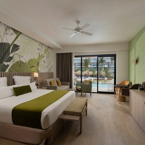 una habitación de hotel con cama king size y ventilador de techo