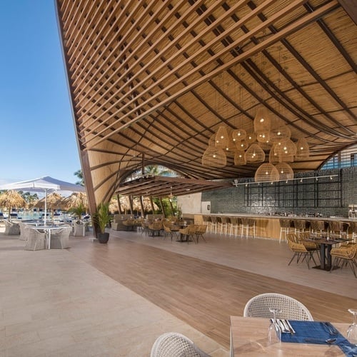 une salle à manger avec des tables et des chaises et un bar