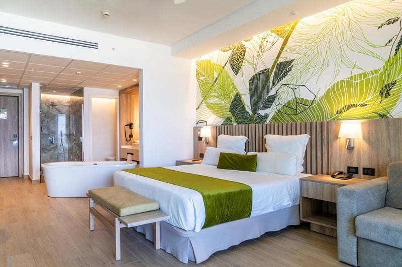 ein Hotelzimmer mit einem Bett und einem Fernseher