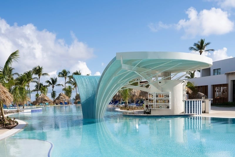 une grande piscine avec un bar à côté d' elle