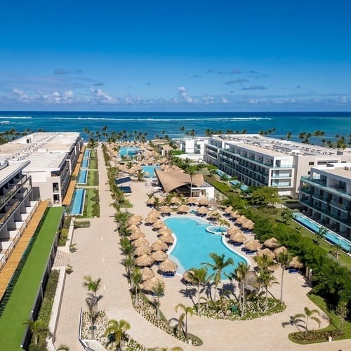 una vista aérea de un resort con piscinas y palmeras