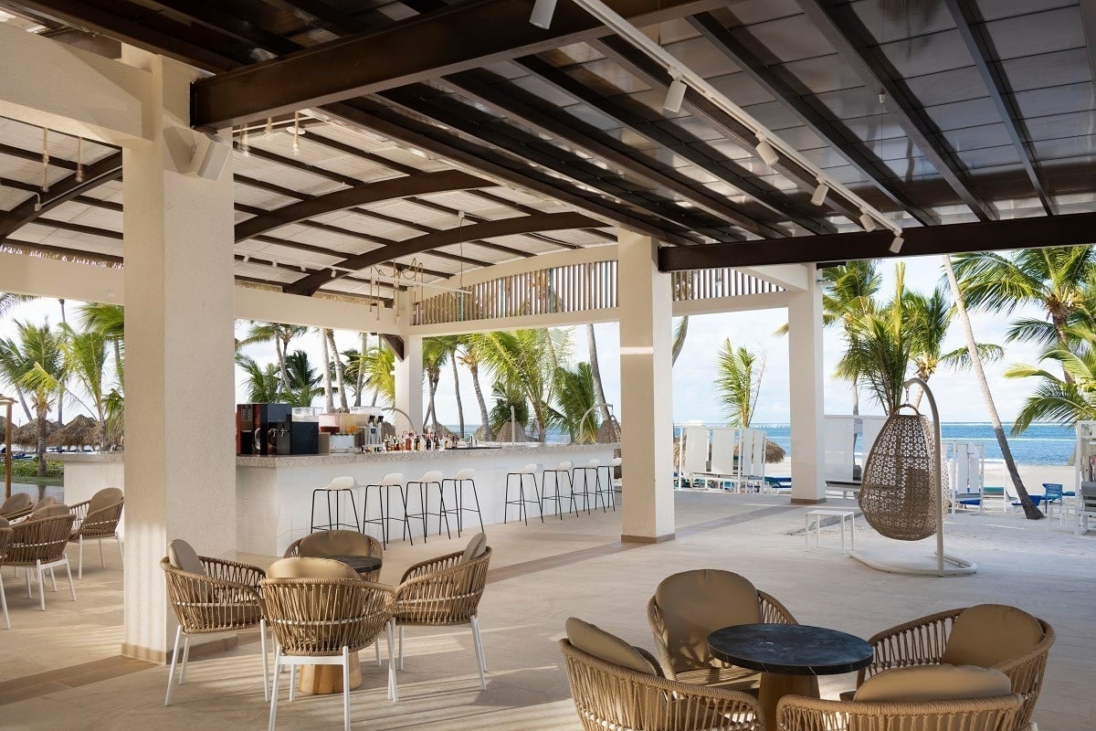 une salle à manger avec des chaises et des tables à côté d' un bar