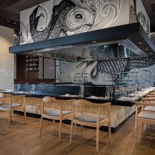 un restaurante con un mural de un pez en la pared