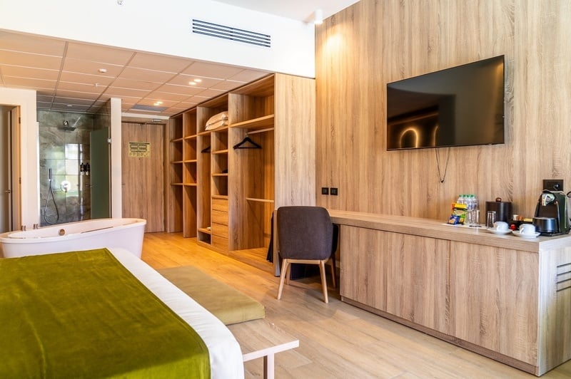 ein Hotelzimmer mit einem Bett und einem Fernseher