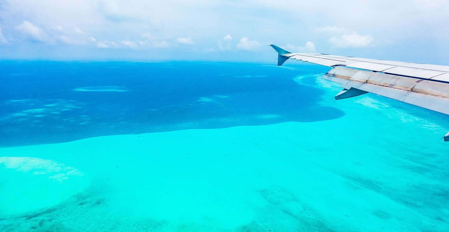 una piscina infinita con vistas al océano y una ciudad en el fondo