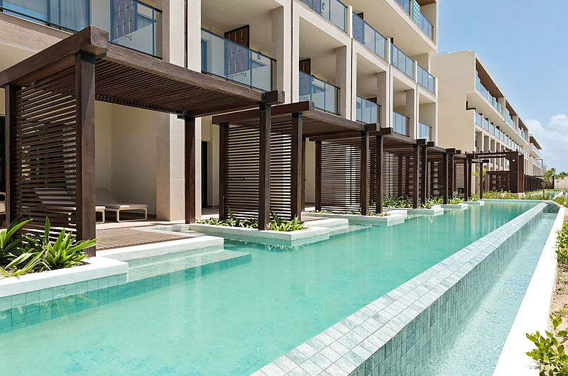 Balcon privé avec jacuzzi et chaises longues au Serenade Caribe Club.