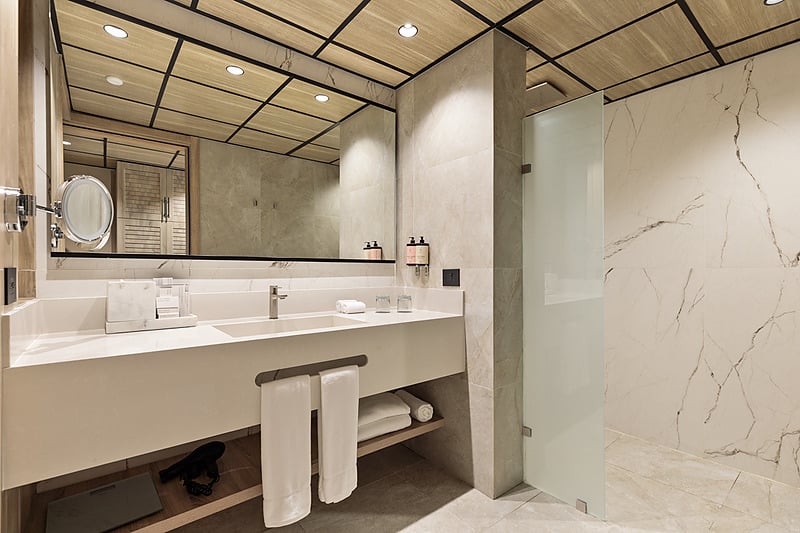 Chambre double au Serenade Caribe Club avec lits confortables et décoration moderne.