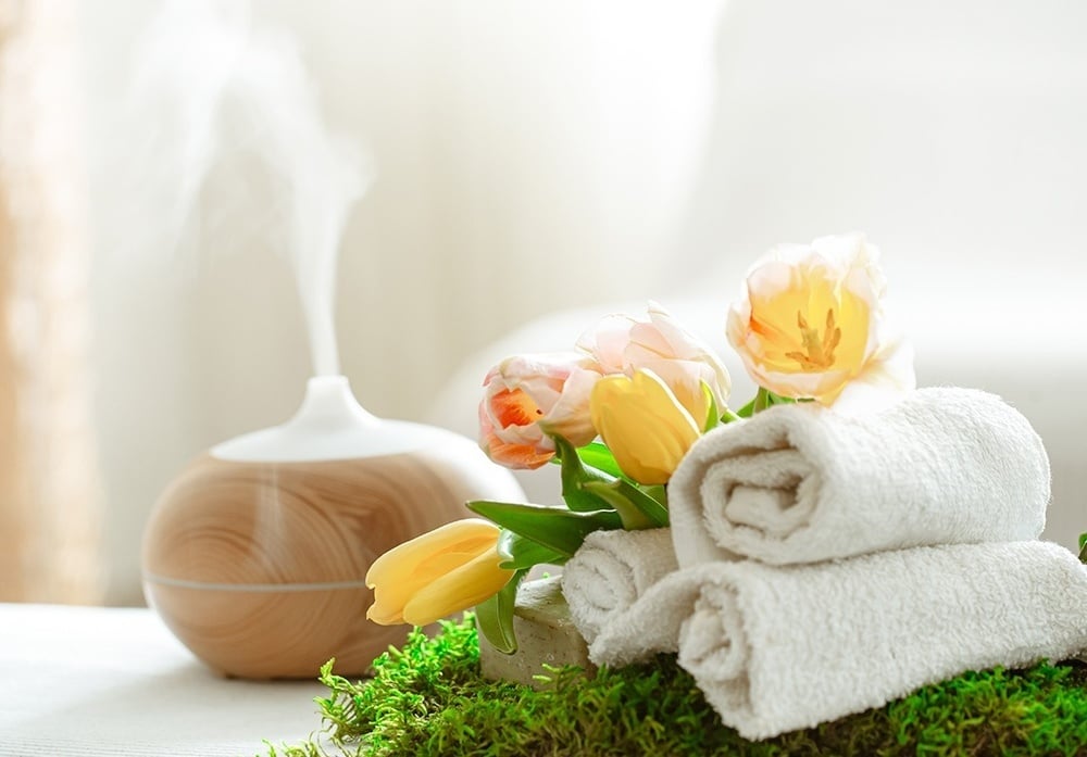 una mujer con un vestido a rayas se sienta en un sofá con vistas al océano