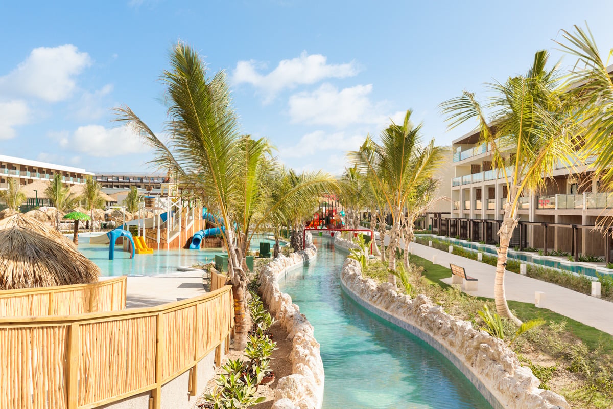 Serenade Caribe Club: moderno resort con balcones, piscina y vistas al mar.