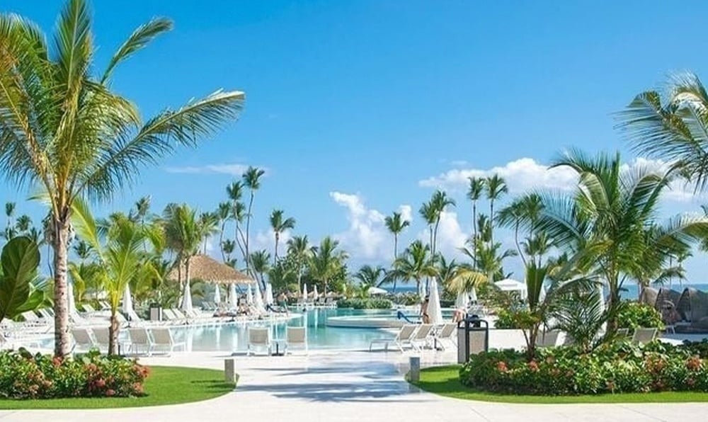una mujer con un vestido rojo está parada en un restaurante