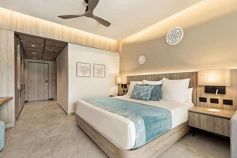 Chambre double au Serenade Caribe Club avec lits confortables et décoration moderne.