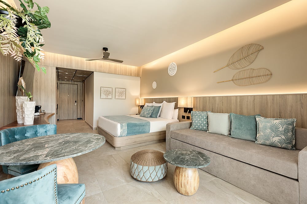 Chambre double au Serenade Caribe Club avec lits confortables et décoration moderne.