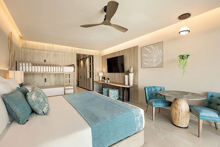Balcon privé avec jacuzzi et chaises longues au Serenade Caribe Club.