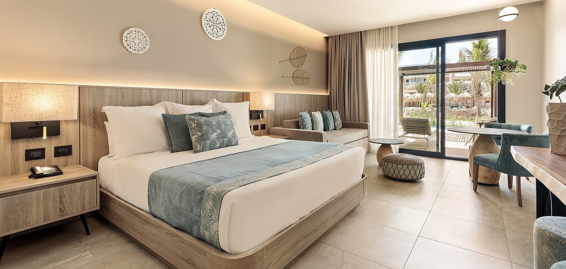 Chambres | Serenade Caribe Club ***** : Lits douillets, vue mer tropicale et balcon privé.