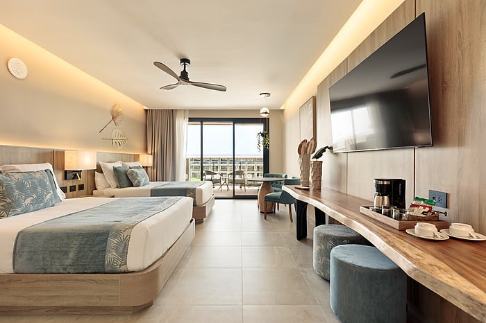 Chambre double au Serenade Caribe Club avec lits confortables et décoration moderne.