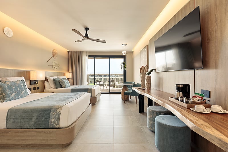Chambre double au Serenade Caribe Club avec lits confortables et décoration moderne.