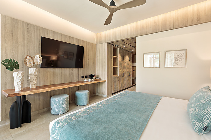 Chambre double au Serenade Caribe Club avec lits confortables et décoration moderne.