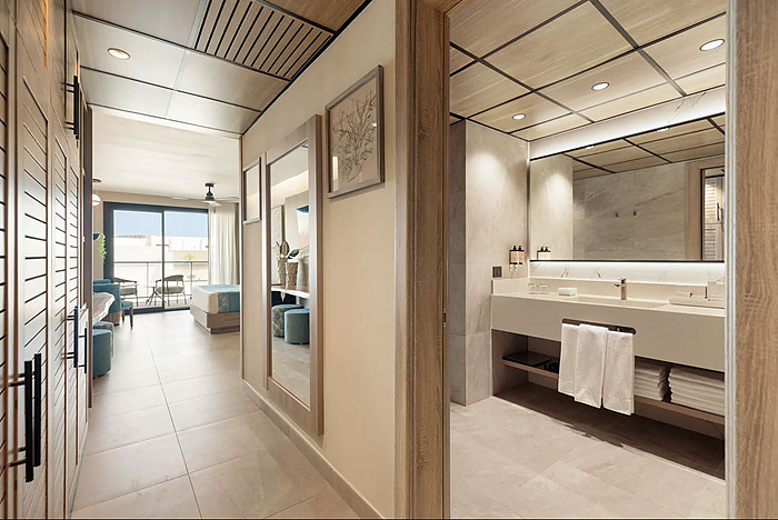 Suite de luxe Serenade Caribe Club avec salon, balcon et vue sur mer.