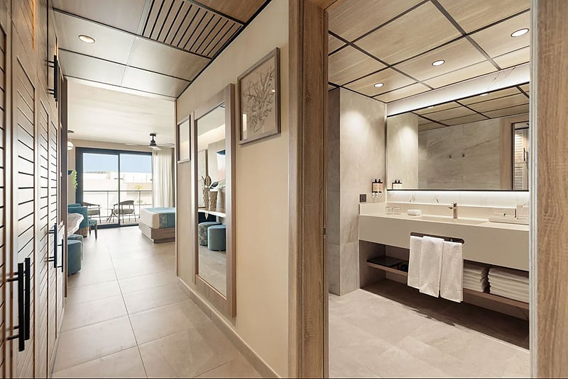 Suite de luxe Serenade Caribe Club avec salon, balcon et vue sur mer.