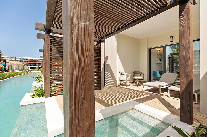 Balcon privé avec jacuzzi et chaises longues au Serenade Caribe Club.
