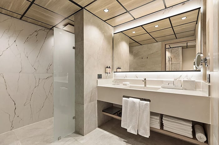 Suite de luxe Serenade Caribe Club avec salon, balcon et vue sur mer.