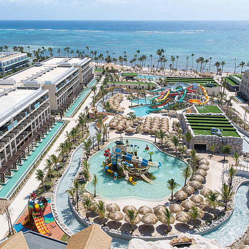 Resort de lujo con parque acuático, piscinas y vista al mar. Serenade Corpo