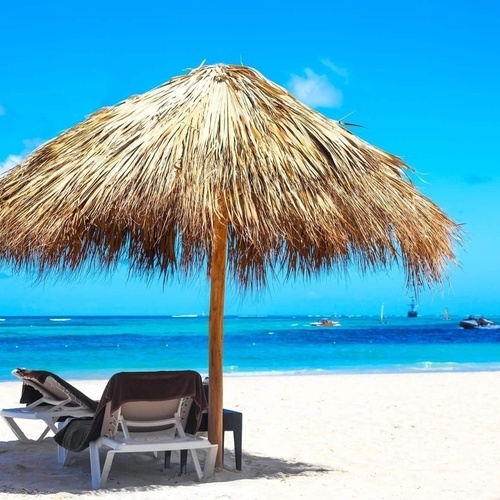 dos sillas y un paraguas en la playa